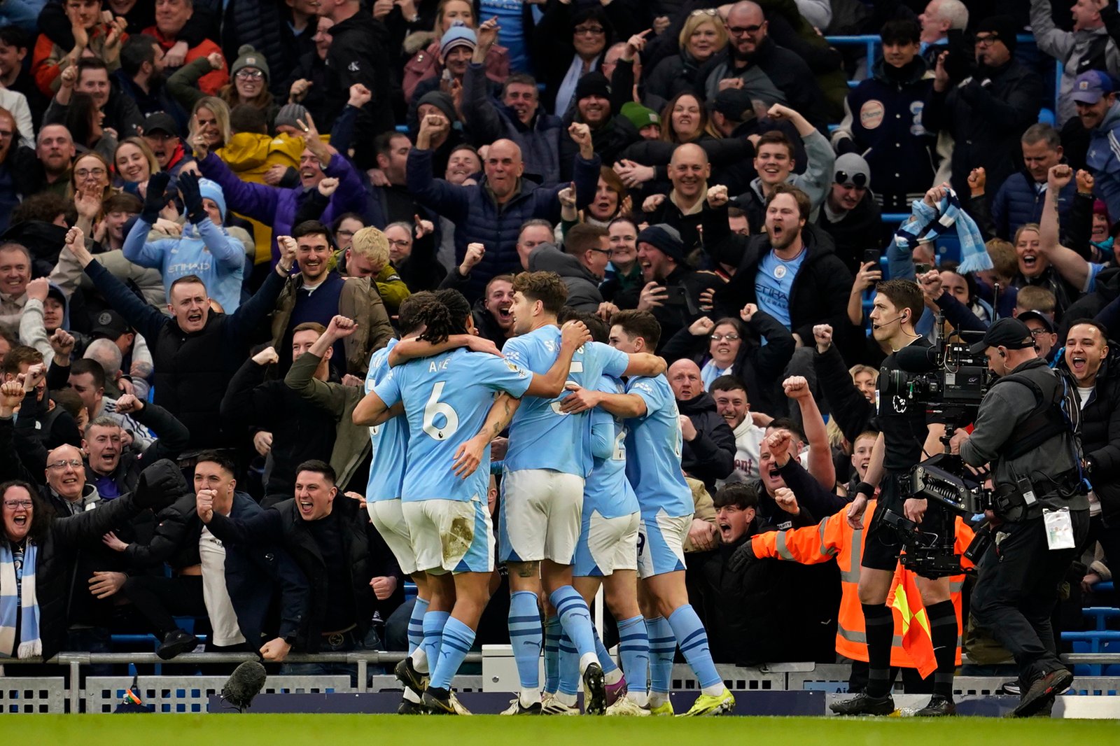 Manchester City players and supporters celebrate after Phil Foden's goal