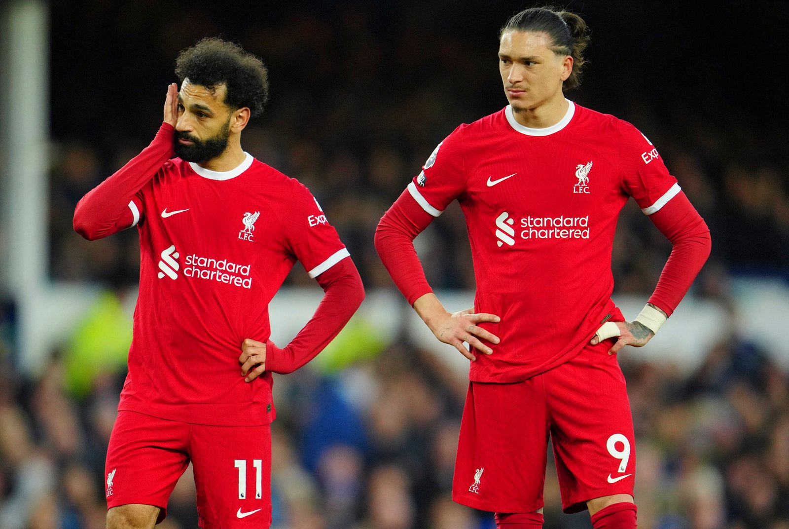 Salah y Darwin durante el partido contra el Everton