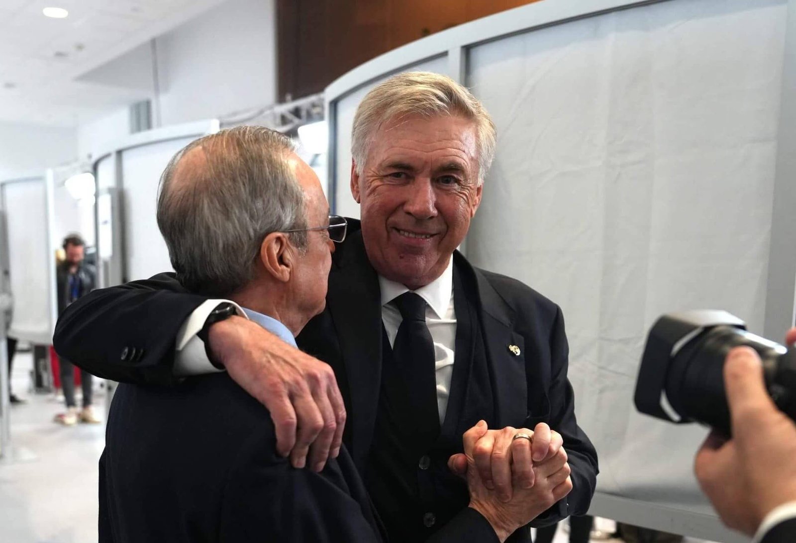 MADRID, SPAIN - MAY 08: Florentino Perez, President of Real Madrid (L), interacts with Carlo Ancelotti, Head Coach of Real Madrid, (R) after the UEFA Champions League semi-final second leg match between Real Madrid and FC Bayern München at Estadio Santiago Bernabeu on May 08, 2024 in Madrid, Spain. (Photo by Angel Martinez - UEFA/UEFA via Getty Images)